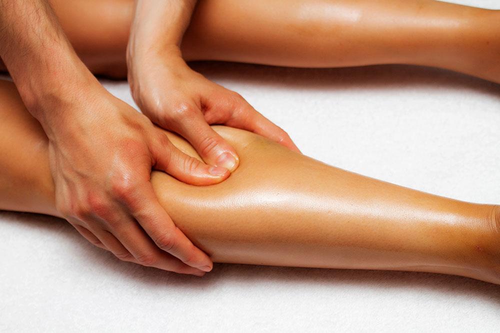 Massaggio linfodrenante gambe VS calze a compressione