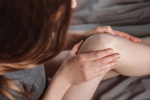 Che cos'è la fibromialgia: sintomi, rimedi e vantaggi delle calze a compressione