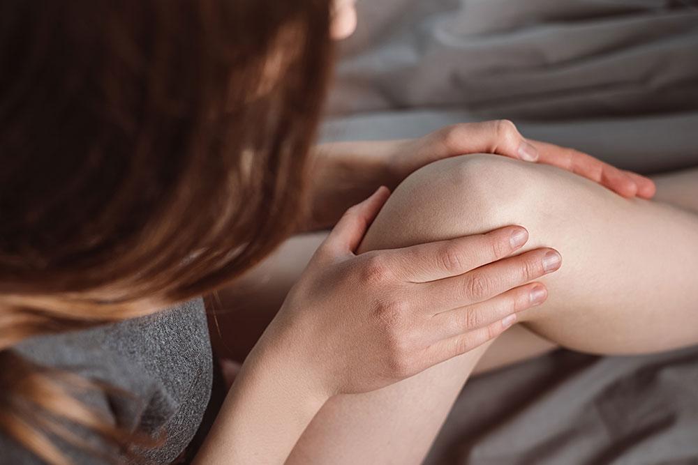 Che cos'è la fibromialgia: sintomi, rimedi e vantaggi delle calze a compressione