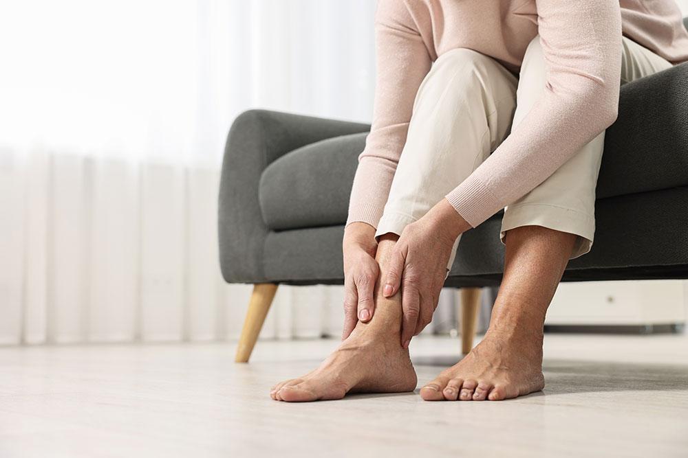 Dolore alle gambe dal ginocchio in giù rimedi: il ruolo delle calze a compressione nella gestione del dolore cronico