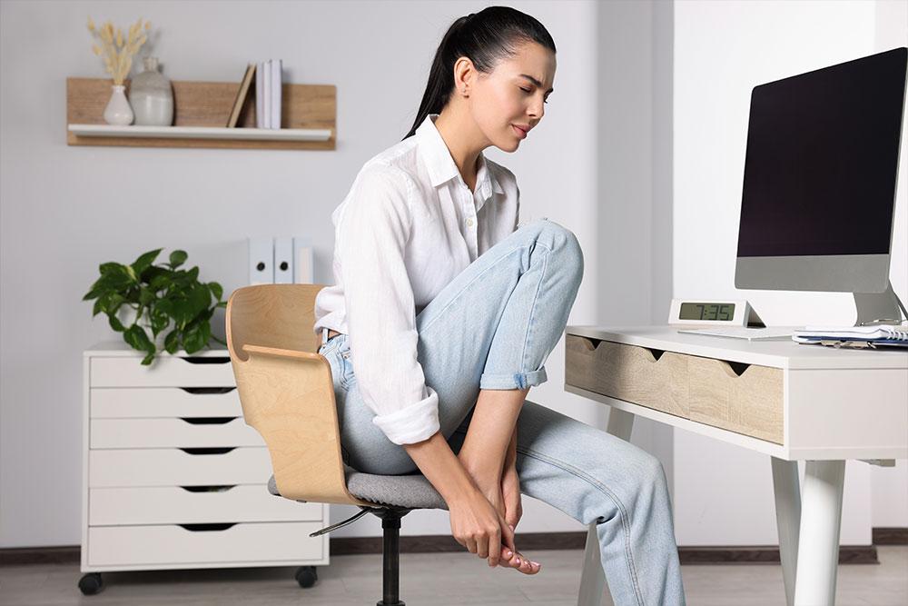 Lavoro sedentario e gambe gonfie: 7 strategie integrate per il benessere delle gambe