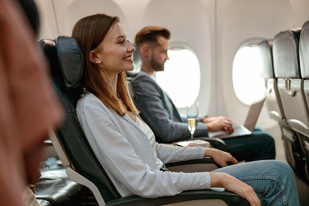 Benefici calze a compressione graduata per chi viaggia in aereo o ha uno stile di vita sedentario